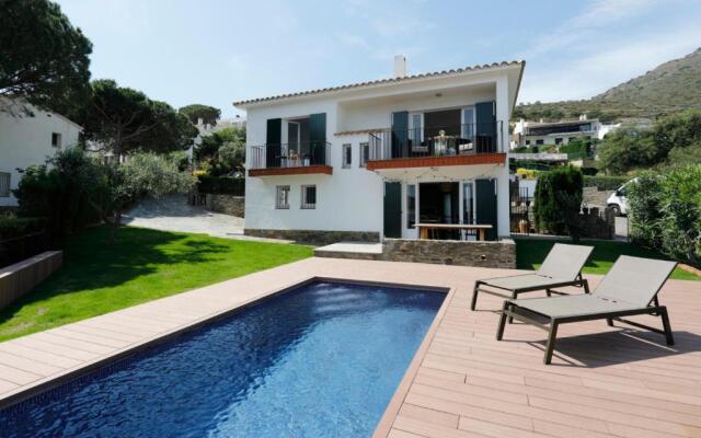 Ideal house for families with pool