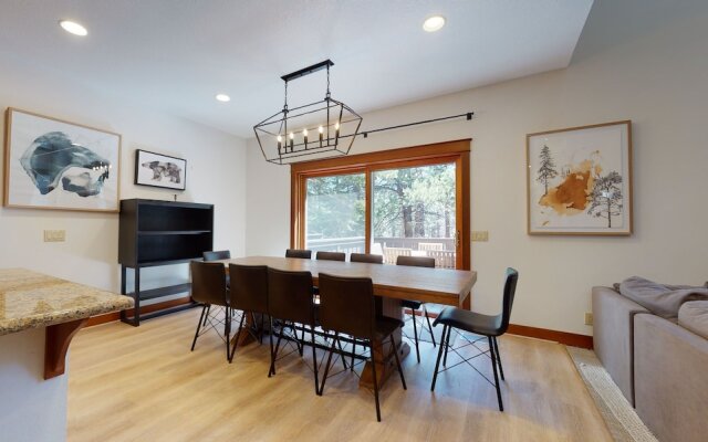 Timbers 6 Updated and Pet-Friendly, Private Jacuzzi, Private Garage by RedAwning