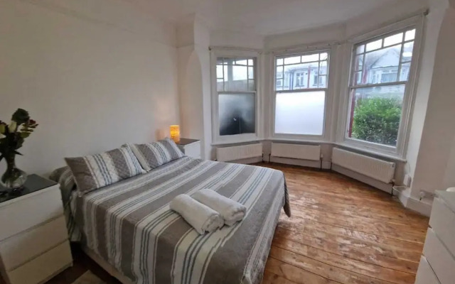 Peaceful Well Equipped Flat Near Central London