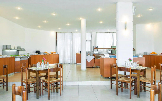 Xenios Dolphin Beach Hotel