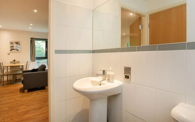 Spacious 2 Bed Parking Close To Centre