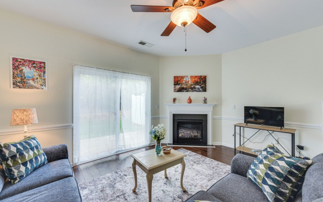 Dog-friendly Townhome w/ Patio in Charlotte Area!