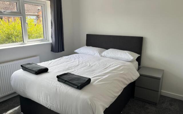 Stunning Modern 6-bedroom House all With En-suite