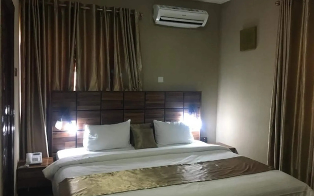 Momak 6 Hotel & Suites