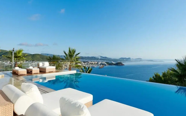 Lavish Villa With Infinity Pool and Views