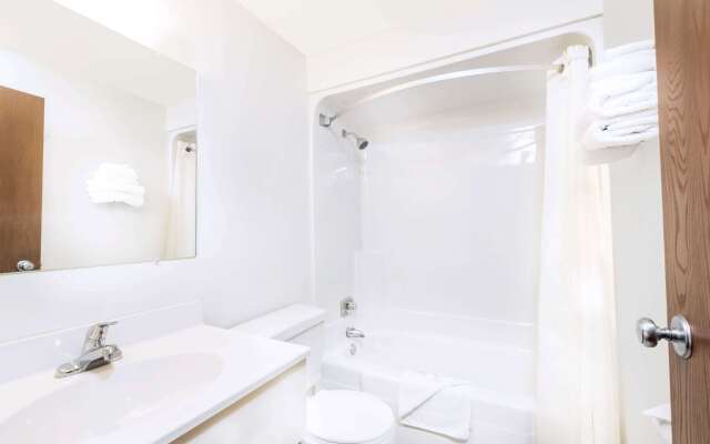 Super 8 by Wyndham Belle Fourche SD