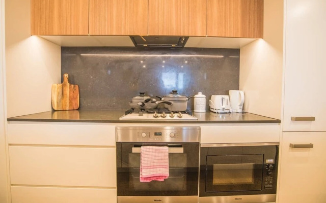 Modern 2bed2bath APT at Neutral Bayparking+wifi