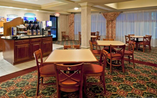 Holiday Inn Express Suites Clifton Park by IHG