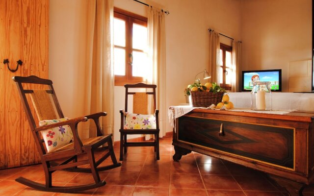 Spacious Cottage Only 6 Minutes From Santa Maria del Camí Centre