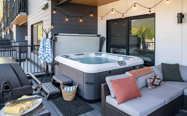 Huckin' Harry's by Revelstoke Vacations