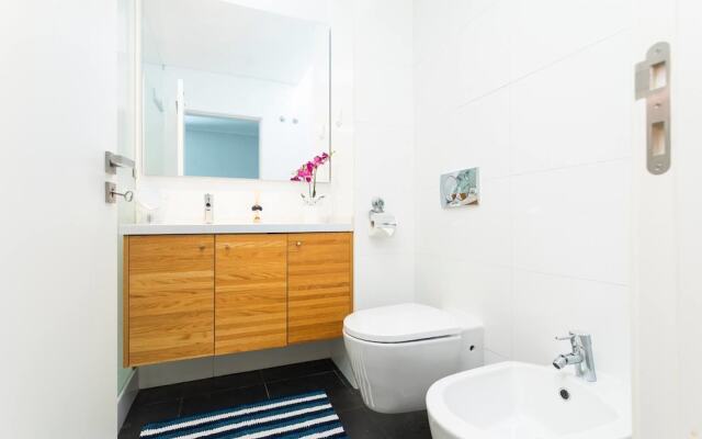 Spacious Apartment in Residential Campolide