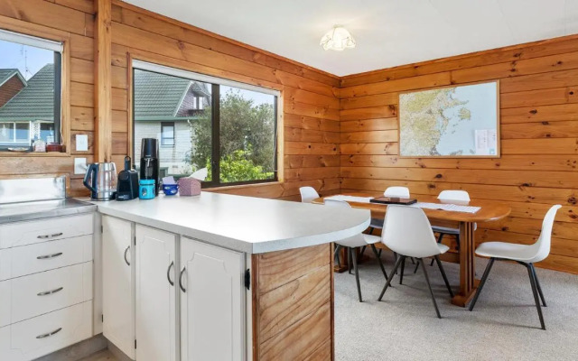 Jade Parrot - Snells Beach Holiday Home