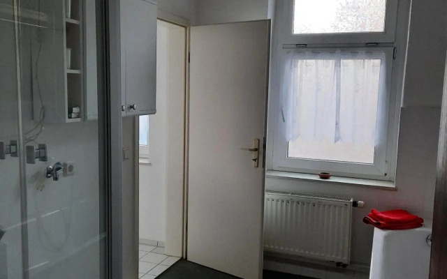 Kunstoase am blauen Haus
