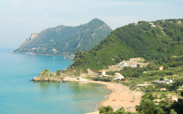 Pelekas Beach, Studio Apartments With a Pool