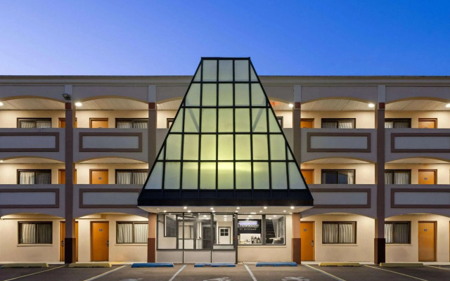 Travelodge by Wyndham Manhasset