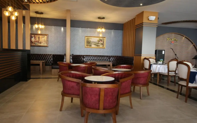 Golden Rose Deluxe Hotel