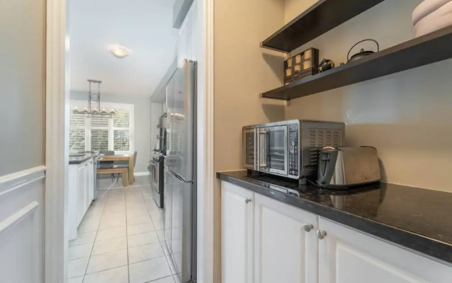 Stylish 4BR Oasis Peaceful Mississauga Location