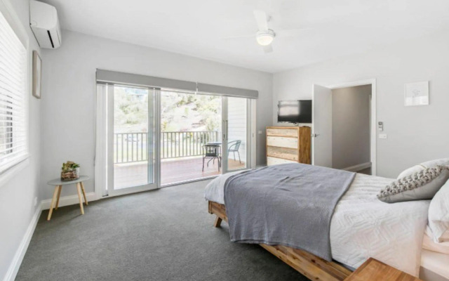 HALE KUPA Rye Beach House Spa Table Tennis