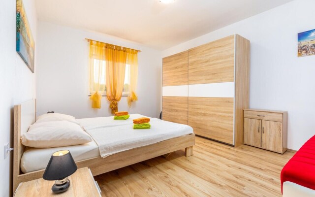Beautiful Home in Valbandon With Wifi and 4 Bedrooms