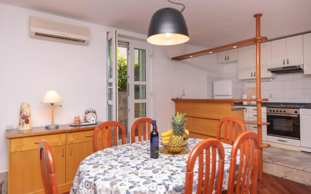 Palm garden apartment in center with big terrace