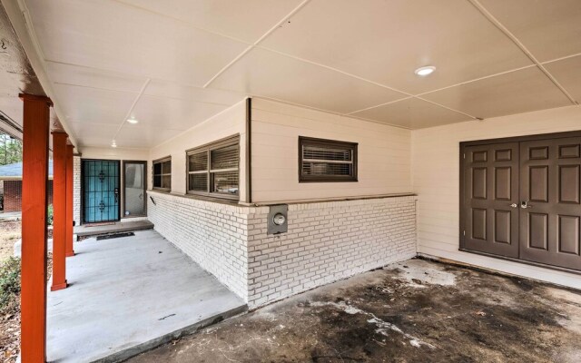 Atlanta Retreat w/ Deck in Greenbriar Area!