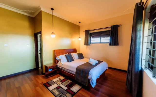 JULZ Place 3 bedroom Apartment with a lake view