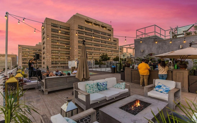 Stylish 2br/2ba At HWH by Oneluxstay
