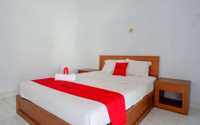 RedDoorz @ Hotel Horas Palopo