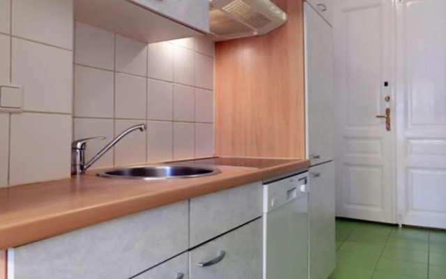 Green and Quiet Apartment near Center