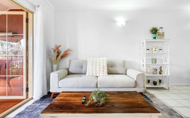 Bright Cozy Apartment Central - Modern – Guest Rooms – Bagot