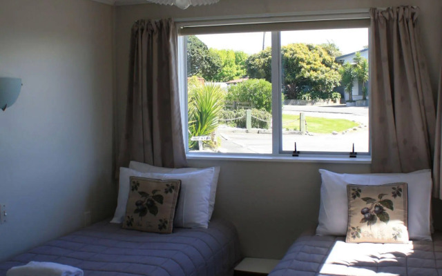 Pohara Beachfront Motel