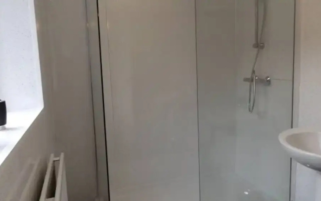 Room in Guest Room - Spacious Double Room in Stoke