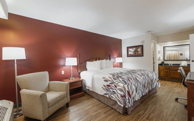 Red Roof Inn & Suites Calhoun