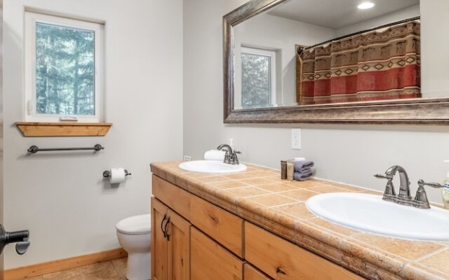 Getaway Moose 3 Bedroom Home by NW Comfy Cabins by RedAwning