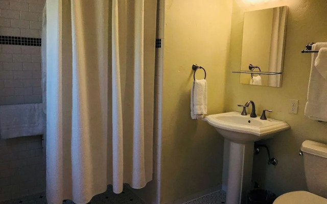 Queen's Inn By the River