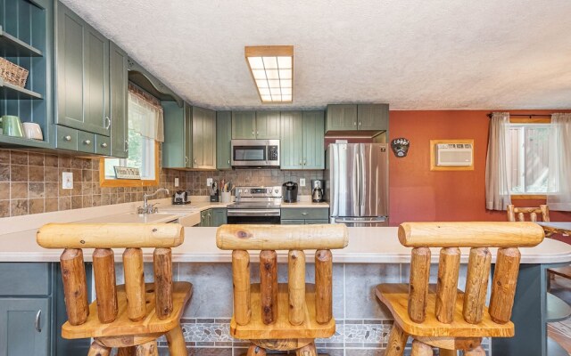 Cabin at Slope's Edge