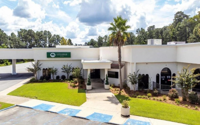 Cottonwood Suites Savannah Hotel & Conference Center