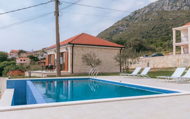 Uphill Glavanovic Pool Villa