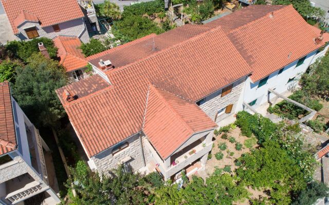 Apartment Zora - with large garden terrace: A Donji-Polanda Supetar, Island Brac