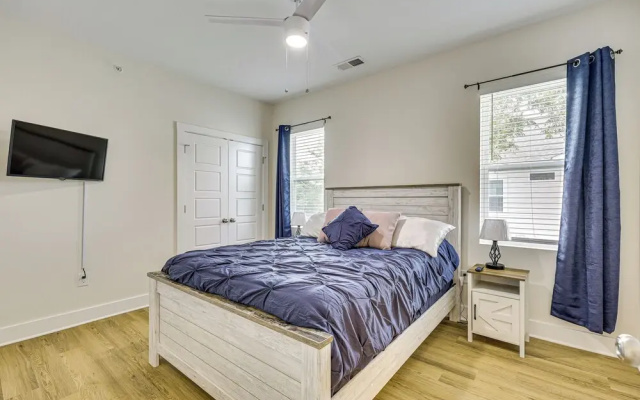 Walk to Riverfront District: Bright Wilmington Apt