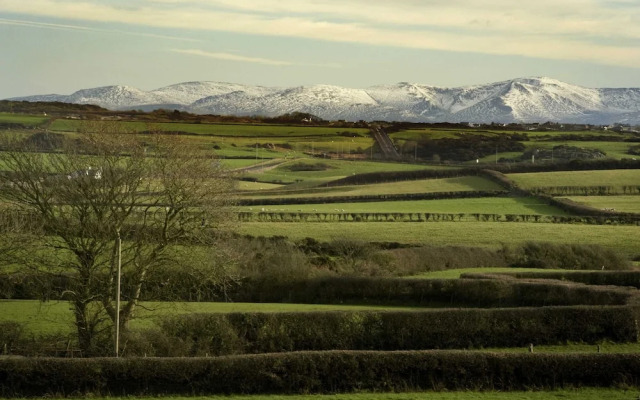 Lovely Mountain View Apartment - Short Drive to Beaches