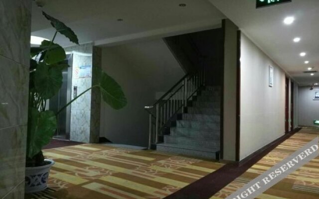 Super 8 Hotel (Luonan New Bus Station)