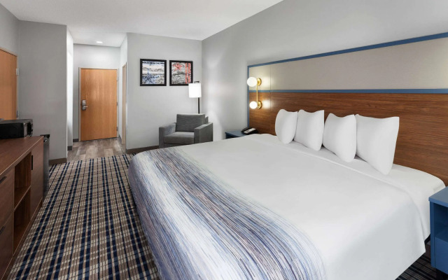 AmericInn by Wyndham Eagle River Downtown