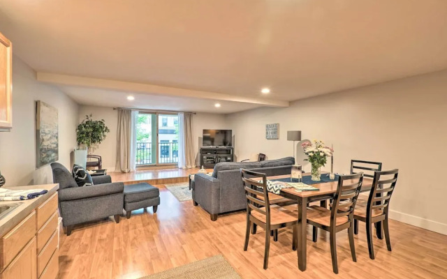 Cute Grand Haven Apartment: Walk Downtown Streets!