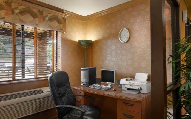 Super 8 by Wyndham Peoria East