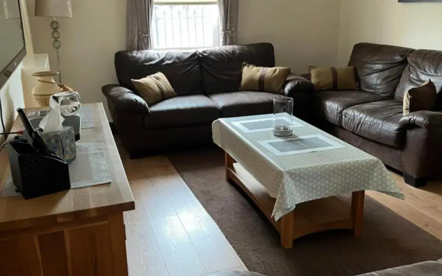4 bed bungalow near Airport