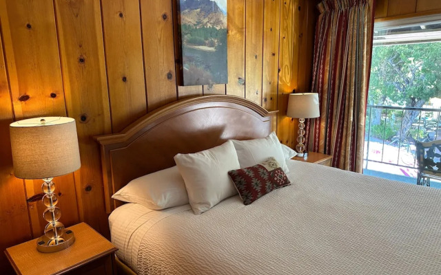 Piazza's Pine Cone Inn