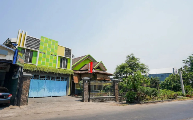 Penginapan Anggrek Syariah 1 by OYO Rooms