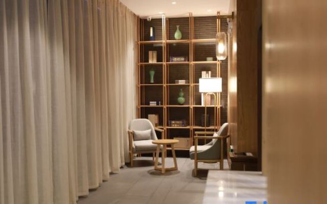 Xinyang Nanwan Lake Camellia Hotel