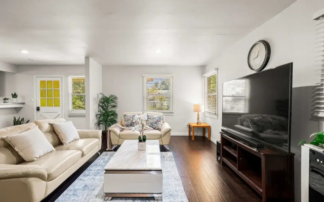 Spacious Retreat w Large Kitchen Outdoor Patio